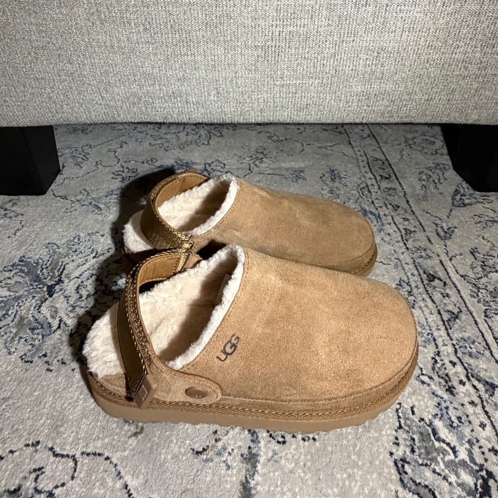 UGG Goldenstar Cozy Clog - Picture 5 of 10
